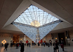 pyramide inversée du louvre paris